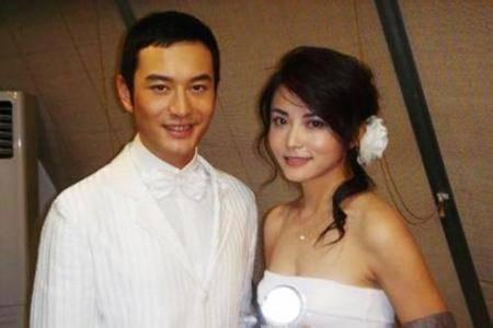 杨颖被黄晓明打照片,昔日恩爱夫妻疑现裂痕，现场照片曝光引热议